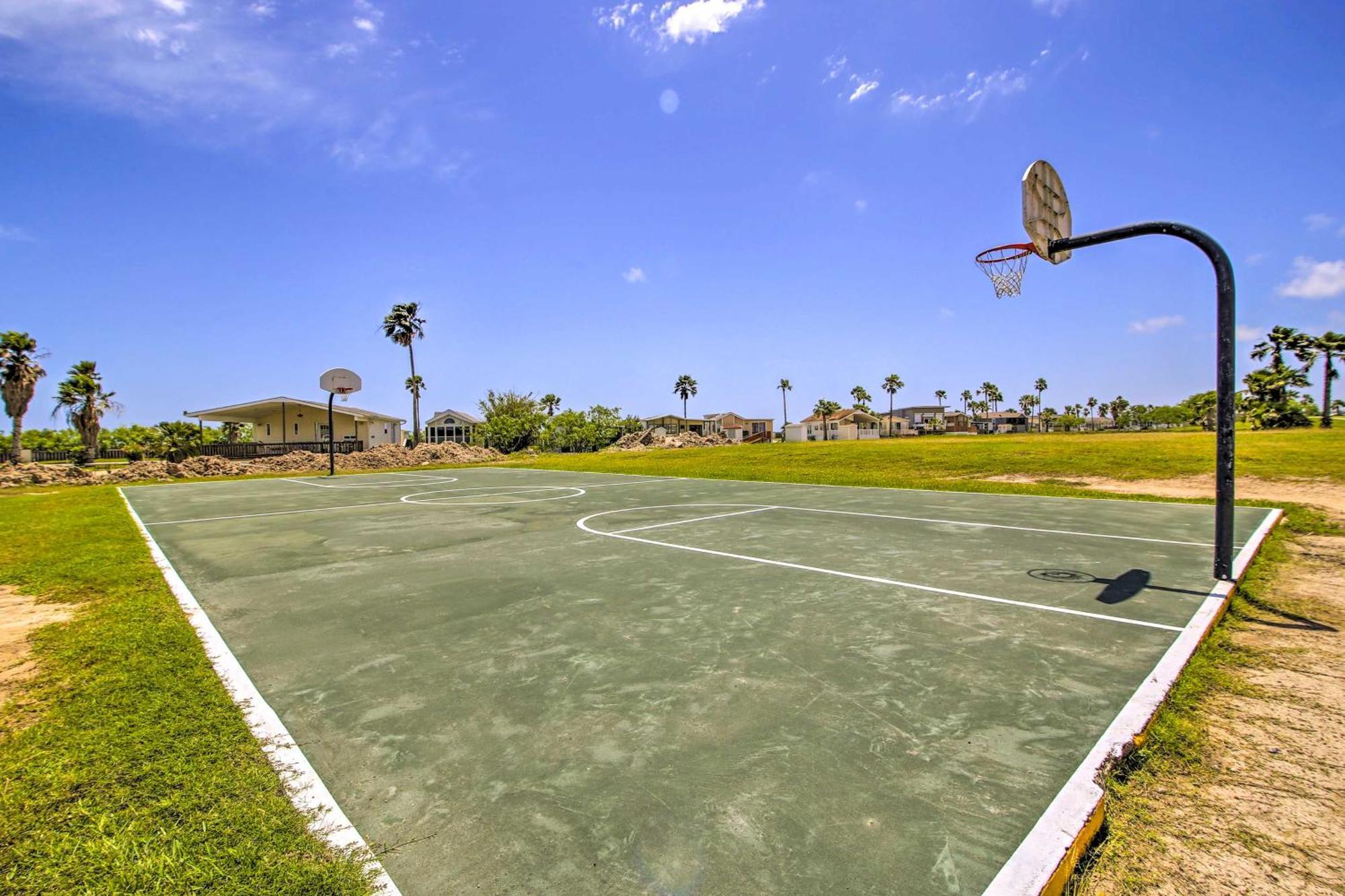 Sunny Port Isabel Golf Retreat, 5 Mi To Beaches!ヴィラ エクステリア 写真